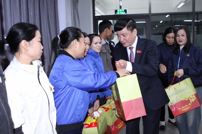 Tổng Thư ký Quốc hội, Chủ nhiệm Văn phòng Quốc hội Bùi Văn Cường tặng quà đoàn viên, người lao động tại Công ty TNHH điện tử Poyun Việt Nam tại TP. Chí Linh, tỉnh Hải Dương (1)